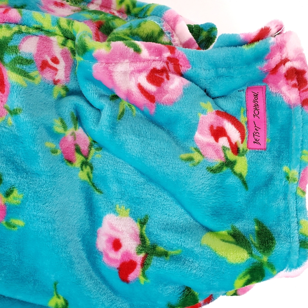 BETSEY JOHNSON | Shabby Pink Roses Throw Blanket - Picture 4 of 4